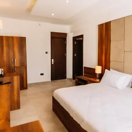 Cezar's Airport Hotel 3*