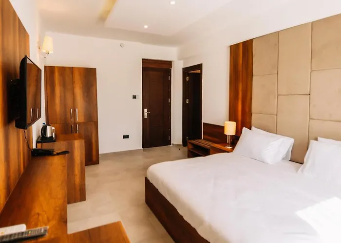 Cezar's Airport Hotell 3*